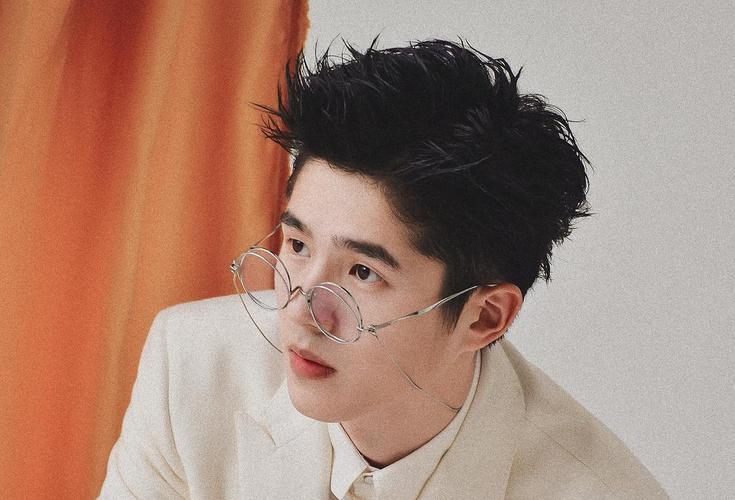 刘昊然戴眼镜还挺好看的