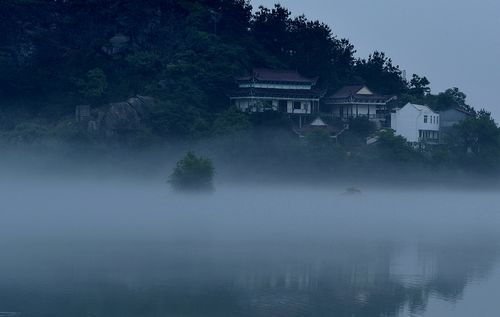湖岸的绿荫深处,掩映着佛影禅光,丰富的人文古迹折射出太湖的古老沧桑
