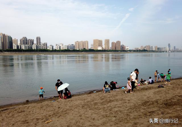 湖北宜昌长江边网红沙滩受追捧,市民称其为宜昌的"马尔代夫"