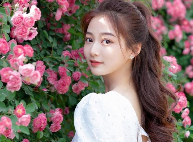 "校花"冯琳走红网络,转身成千里挑一的领诵员,气质让观众羡慕!