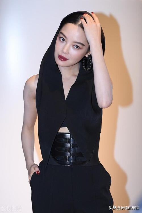 辛芷蕾黑色无袖装亮相时尚活动显干练站姿优雅御姐气场十足