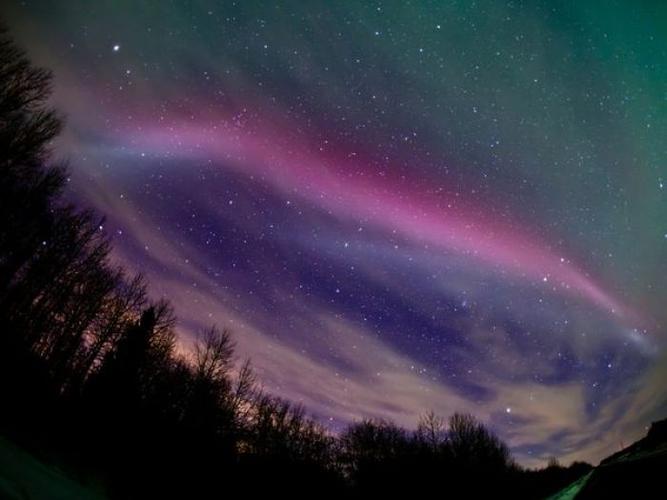 aurora picture: magenta streamer over edmonton, canada