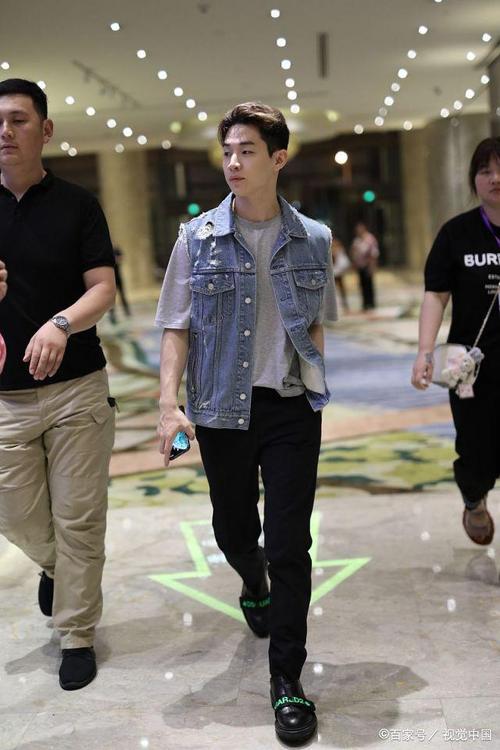 刘宪华穿马甲变牛仔boy,插兜秀长腿走姿潇洒气场不输男模