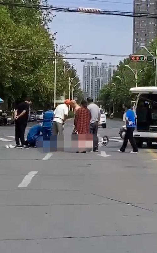 焦作孟州市北关中旅银行门口发生车祸!一电动车车主被撞