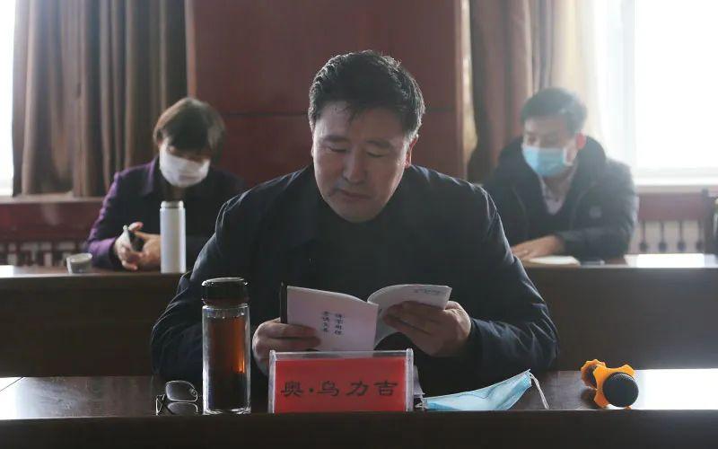 蒙医药学部(医学部)常务副主任奥乌力吉发言