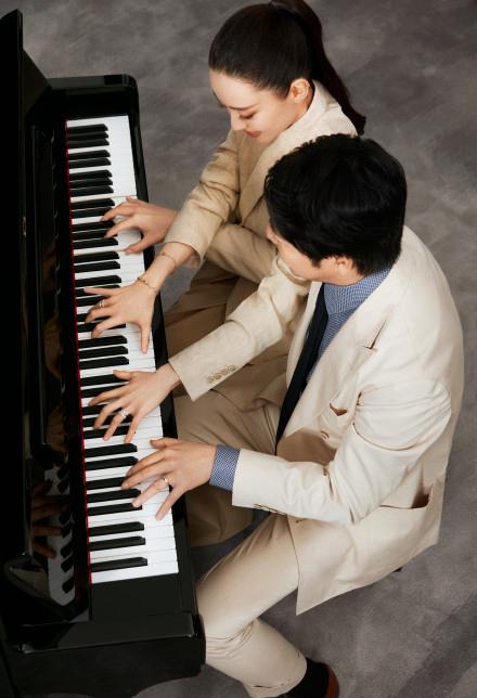 郎朗吉娜夫妻合体大片,上演经典四手联弹,恩爱登对