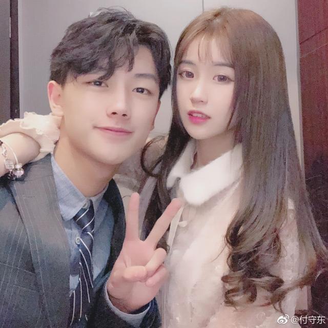 杨清柠与付守东新年秀恩爱,同居后亲密晒幸福,手上纹身十分抢镜