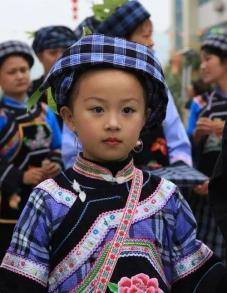 有些地方的布依族妇女易裙为裤,但其中一部分还是把短衣长裙的服装