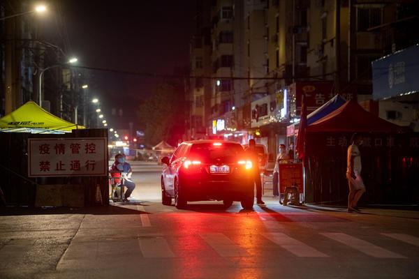 郑州疫情防控升级!深夜探访封控区:工人连夜建围挡,24