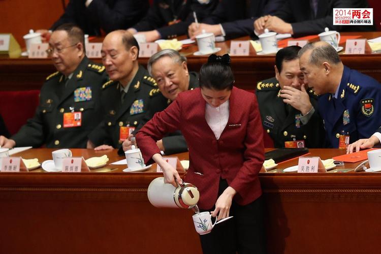 政协会议主席台增加男服务生倒水_图片频道__中国青年网