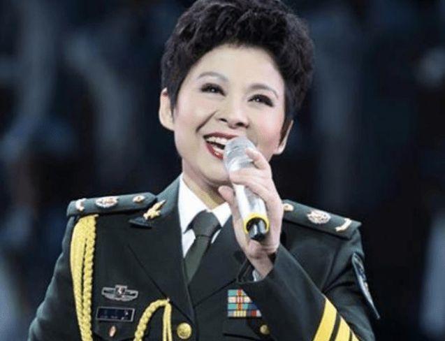 春晚走红的女歌手董文华,当年为什么被封杀?真相太意外了!