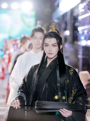 小梦不愧是知名coser,穿上汉服像是传闻中的蛊王,爱了