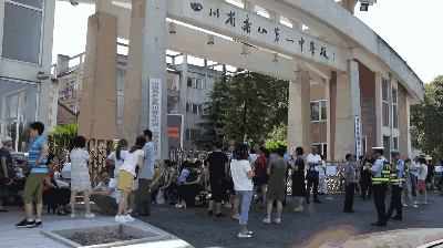 悄悄开始…一场安静的快闪活动乐山一中外所有考生拿着准考证熟悉考场