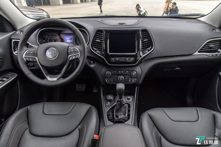 内饰采用粗犷的美式风格 相比于外观上的改变,新自由光在内饰方面并