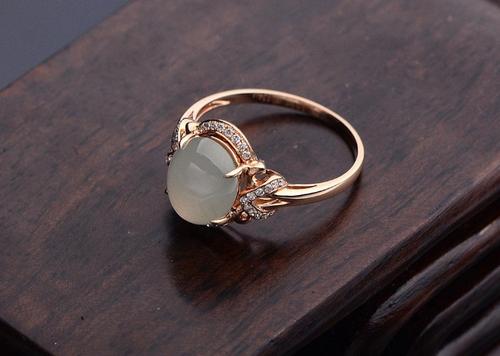 翡翠戒面的镶嵌款式众多,近几年火热且大受欢迎的要属这几种!