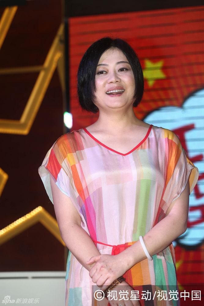 组图:何静中年发福大笑秀双下巴 常宽痞气依旧_高清