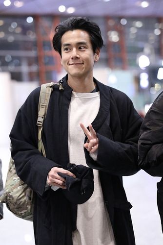 彭于晏穿风衣梳大背头亮相 37岁仍旧少年 对镜微笑又帅又奶