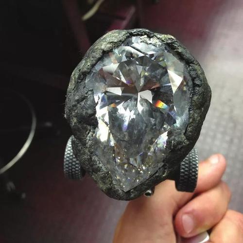 没有切磨的钻石原石它毫无光泽,只有经过经验丰富的钻石切割师,通过