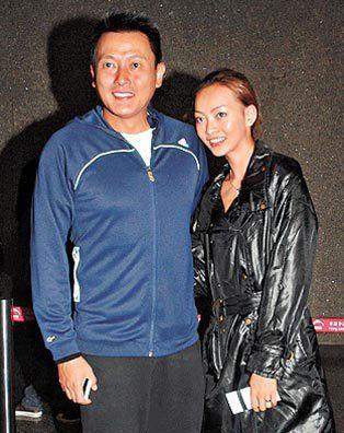 魏骏杰和比他小20岁的内地女友张利华.