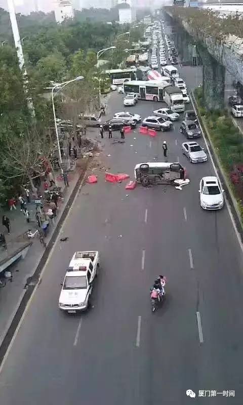 惨烈车祸 今天上午6点多 莲前西路往会展中心方向 龙山桥brt站