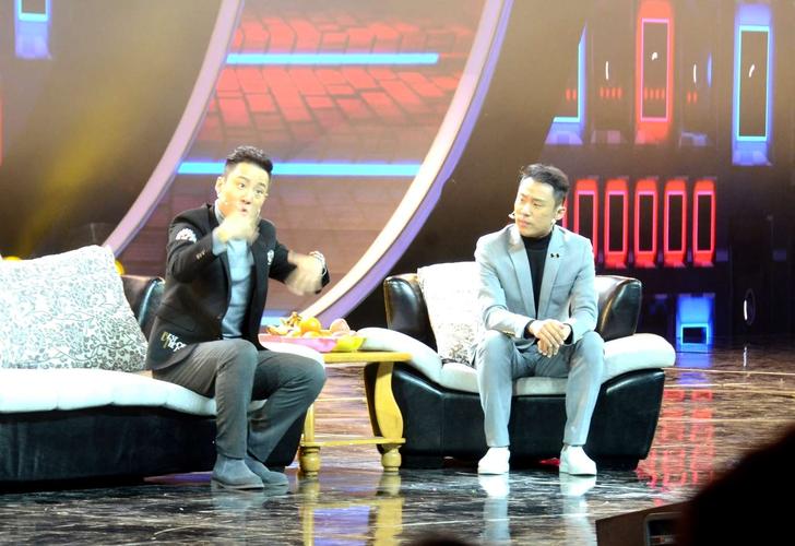 著名小品演员,双胞胎郭阳郭亮,表演小品"非常访谈".
