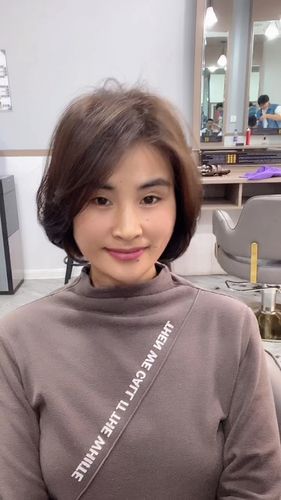 蓬松短发_短发_发型_减龄_女生短发发型_时尚_发型