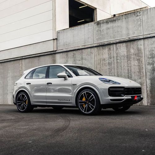 水泥灰的保时捷卡宴turbo s