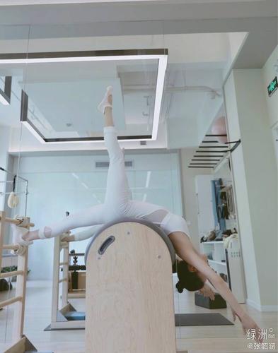 39岁张韶涵晒健身照秀空中一字马 动作矫健