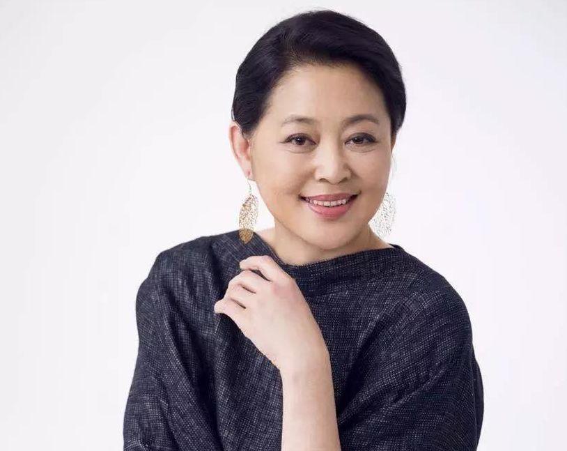 倪萍32岁主持春晚39岁生下儿子45岁离开央视如今过得如何