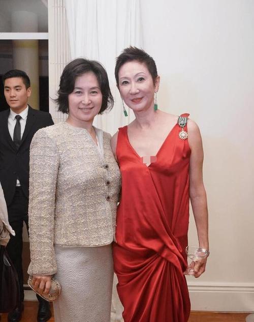 何超琼才是真"豪门",一袭薄荷绿连衣裙,彰显"大小姐"气质