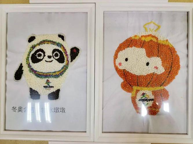 首先介绍了五谷画的 做法,特点,起源等 带领学员们对优秀作品 进行