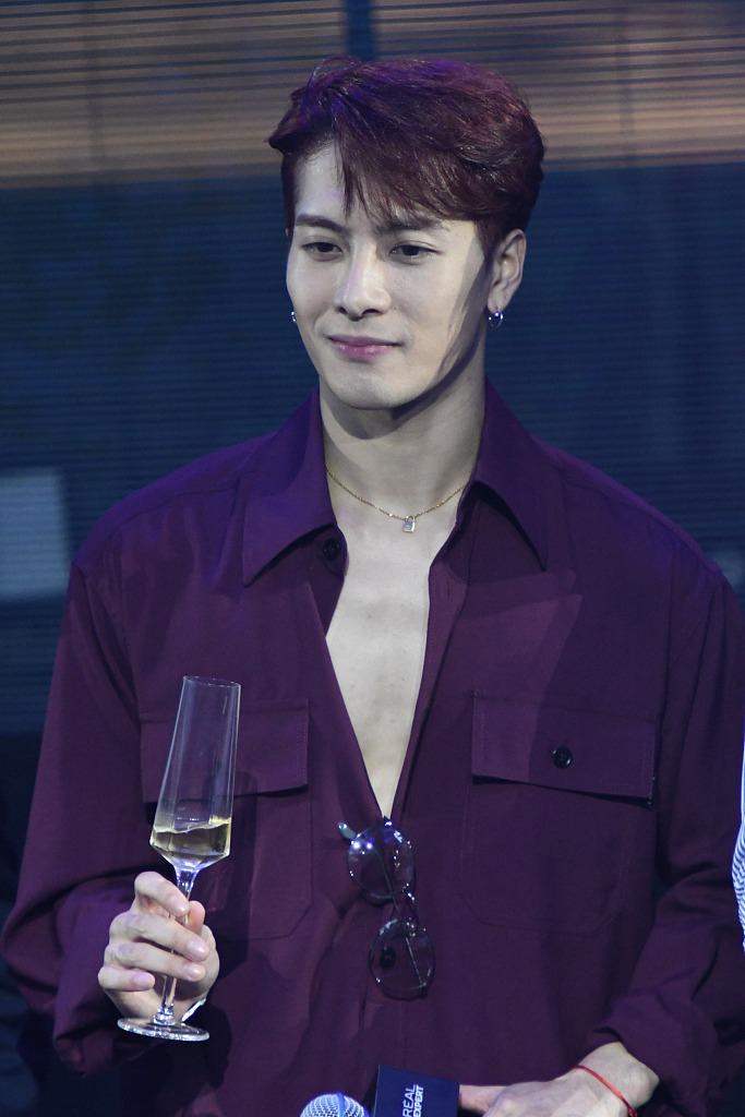 王嘉尔酒红衬衫帅气容颜时尚帅照图片