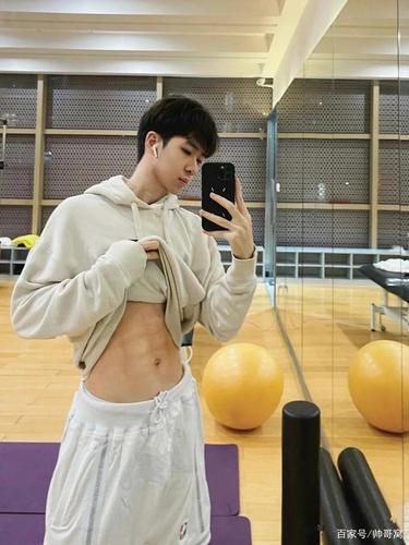 阳光帅气的00后运动小奶狗,薄薄的腹肌嫩到发光,迷人