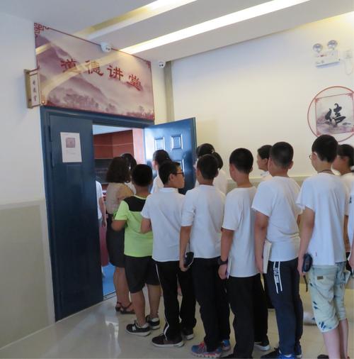 同学们井然有序的排队进入教室.