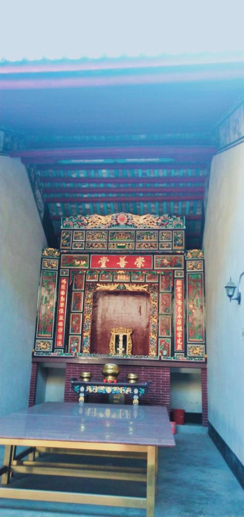 请看正中祠堂神龛是多么庄严神圣