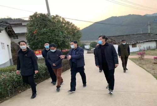 徐春晖局长在顺昌县郑坊镇罗坊村督导防控工作