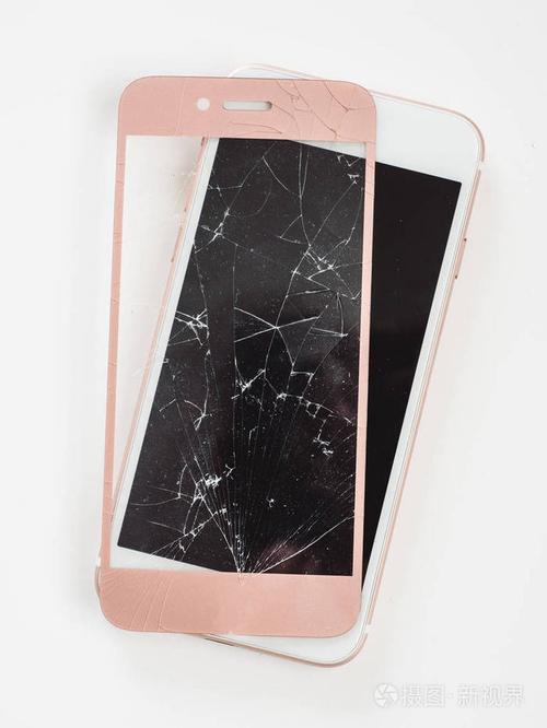 破碎的玻璃屏幕玫瑰智能手机在手, 白色背景
