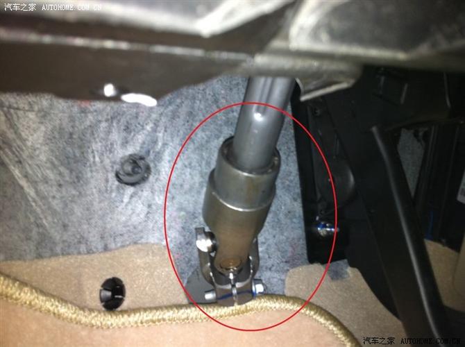 请教各位方向盘转向轴是这样没有包装饰的吗?