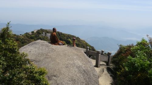 和尚山顶打坐煮茶有航拍4k_3840x2160_高清视频素材下载(编号:1581839