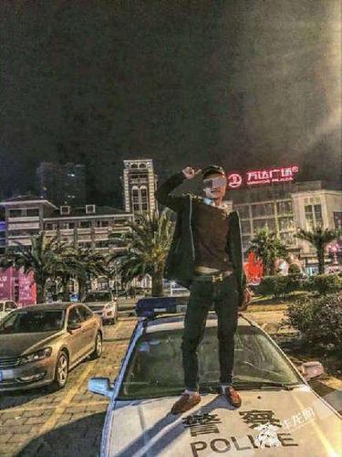 新闻频道 社会 > 正文   华龙网2月7日20时20分讯(记者 祝可)男子踩在