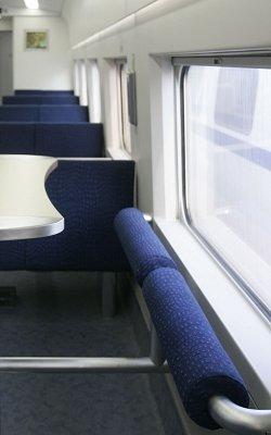 图片说明:"动卧"车窗的玻璃,具有独特的"防眩晕"功能.