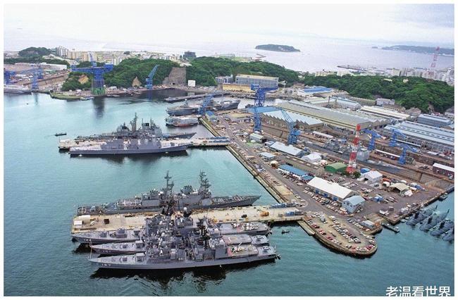 美国航母抵达港口,警报随之凄厉响起!政府警告民众不得出门