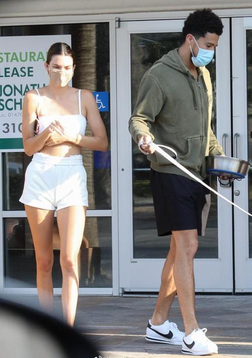 肯达尔·詹娜和绯闻男友遛狗变得"小鸟依人",海边骑白马太潇洒