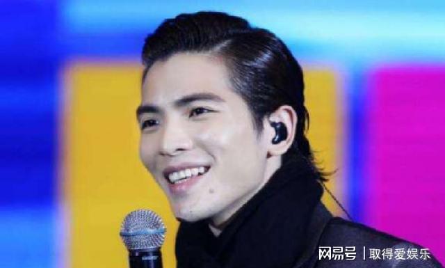 萧敬腾穿蓝色服装现身上海时尚中充满活力曾被调侃称为雨神