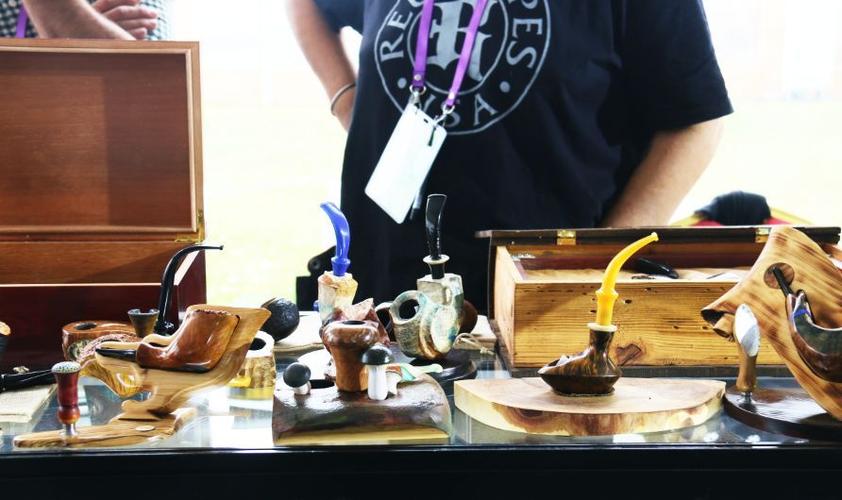 本次艺术展分为2个艺术展厅:其中1号展厅展出的是国内外顶级烟斗大师