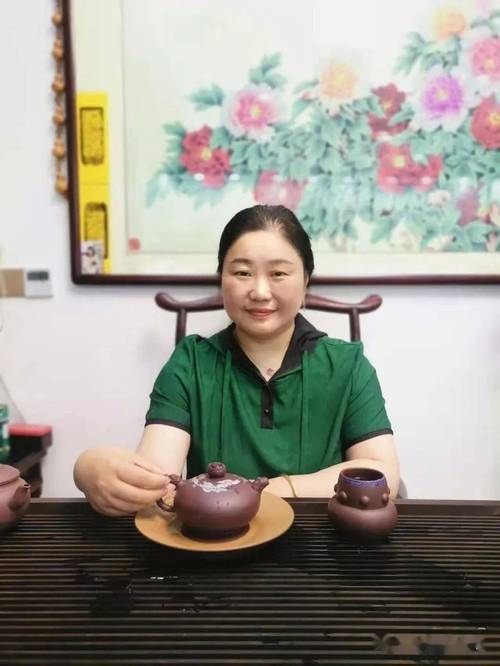 做客 紫砂壶陈掌柜 直播间今晚工艺师许林亚老师做客直播间,名家刻绘