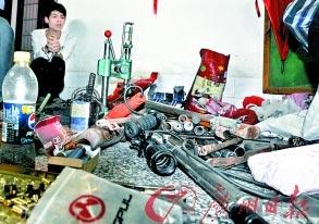 狂造枪支弹药网上销售 嫌犯被捕试图咬舌自尽(组图)-e