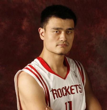 姚明 姚明,是中国的著名篮球明星,而且他拥有两米多的身高,显得自己