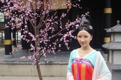 《女人天下》横店热拍 余淼首现"宫装"诱惑