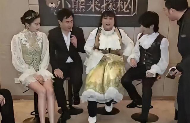 140斤的贾玲和70斤的鲁豫同穿裙子,看到两人的差距,网友都笑了